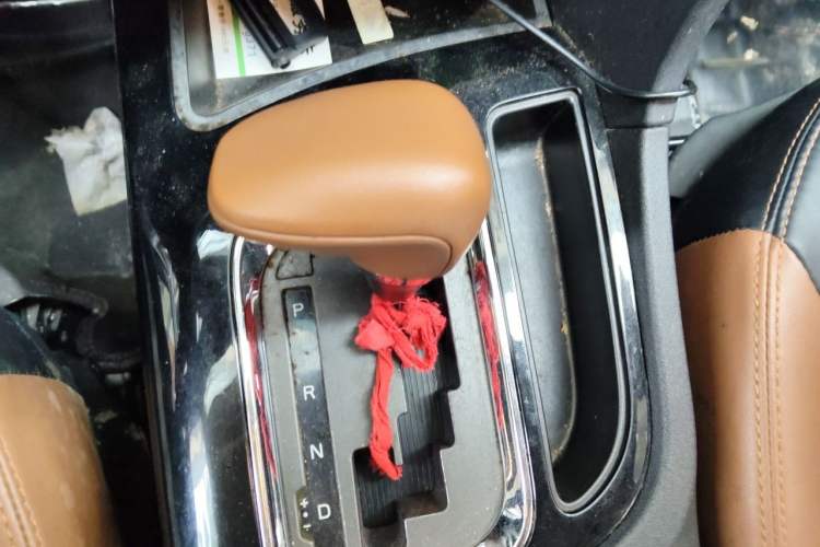 Used Soueast DX7 2015 1.5T Automatic Prestige Model Gear Lever
