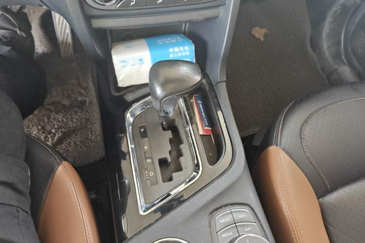 Used Soueast DX7 2015 1.5T Automatic Prestige Model Gear Lever
