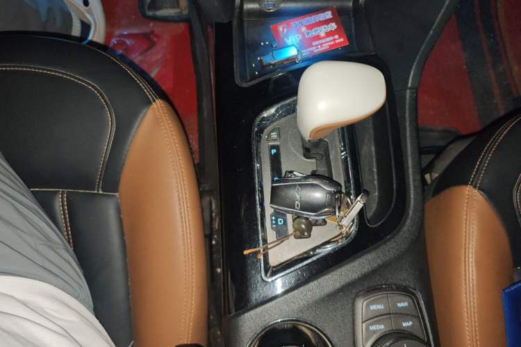 Used Soueast DX7 2015 1.5T Automatic Luxury Model Gear Lever