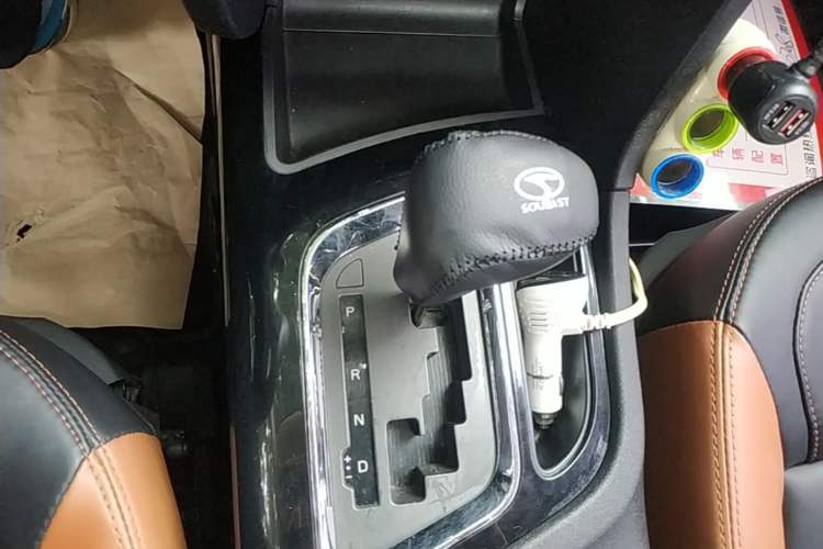Used Soueast DX7 2015 1.5T Automatic Luxury Model Gear Lever