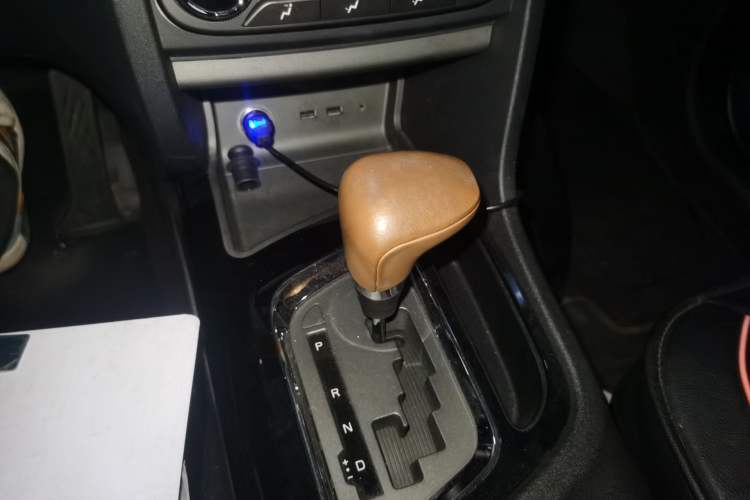 Used Soueast DX7 2015 1.5T Automatic Luxury Model Gear Lever