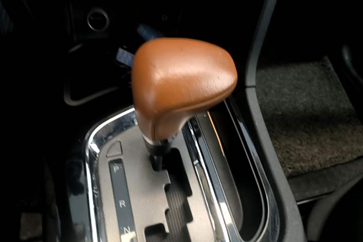 Used Soueast DX7 2015 1.5T Automatic Prestige Model Gear Lever