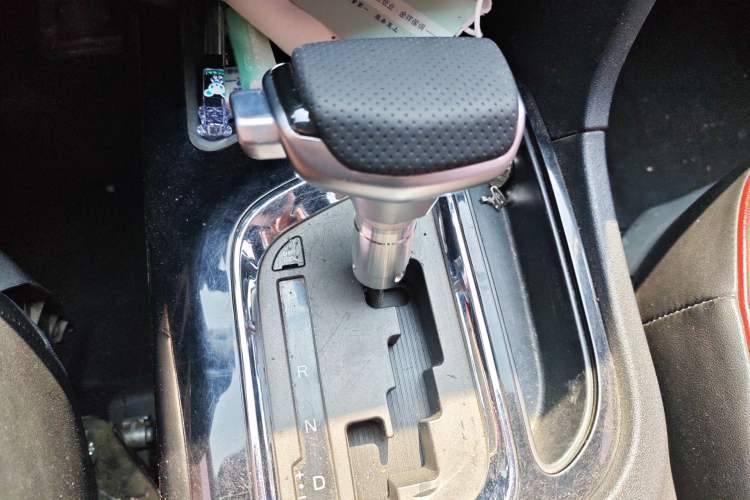 Used Soueast DX7 2015 1.5T Automatic Prestige Model Gear Lever