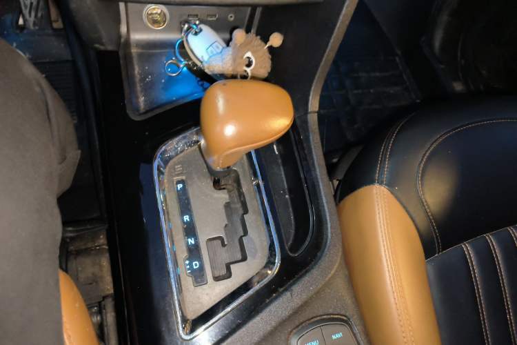 Used Soueast DX7 2015 1.5T Automatic Luxury Model Gear Lever
