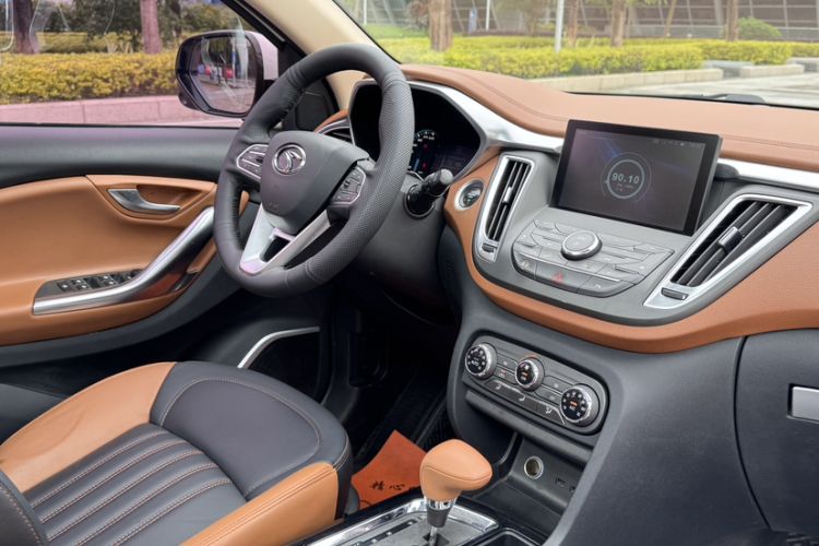 Used Soueast DX7 2015 1.5T Automatic Prestige Model Interior 1