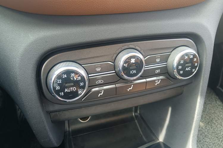 Used Soueast DX7 2015 1.5T Manual Luxury Model Interior 3