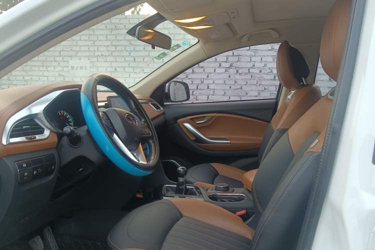 Used Soueast DX7 2015 1.5T Manual Luxury Model Interior 4