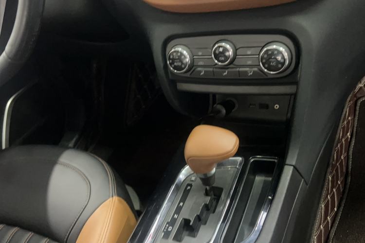 Used Soueast DX7 2015 1.5T Automatic Prestige Model Interior 8