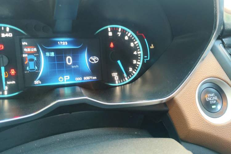 Used Soueast DX7 2015 1.5T Automatic Luxury Model Odometer Close Up