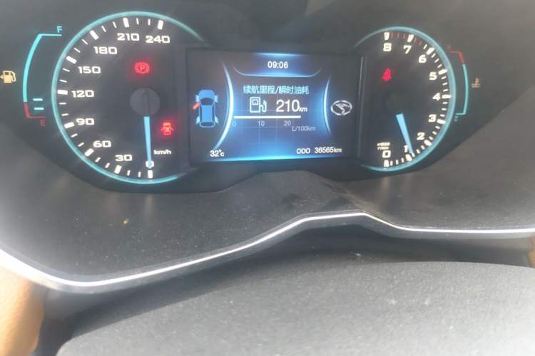 Used Soueast DX7 2015 1.5T Manual Elite Model Odometer Close Up