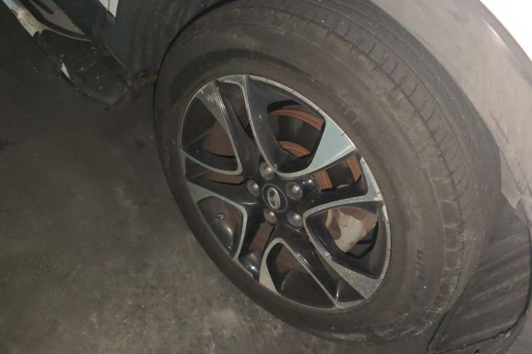 Used Soueast DX7 2015 1.5T Automatic Luxury Model Right Front Wheel Hub