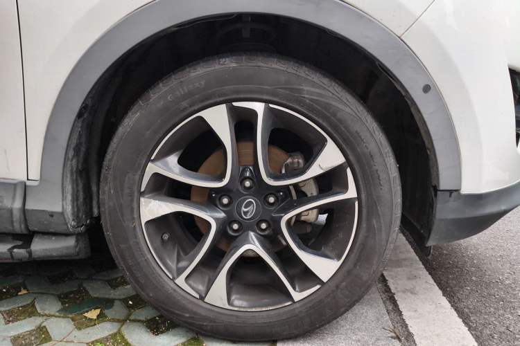Used Soueast DX7 2015 1.5T Automatic Prestige Model Right Front Wheel Hub