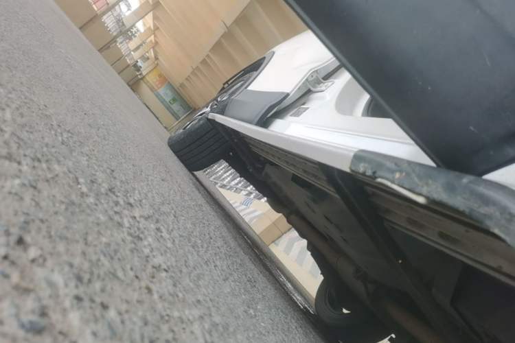 Used Soueast DX7 2015 1.5T Automatic Luxury Model Right Side Sill