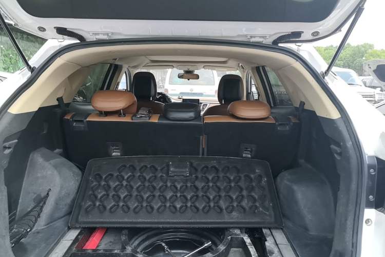 Used Soueast DX7 2015 1.5T Automatic Luxury Model Trunk