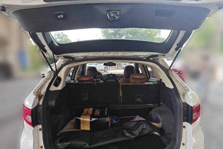 Used Soueast DX7 2015 1.5T Automatic Prestige Model Trunk