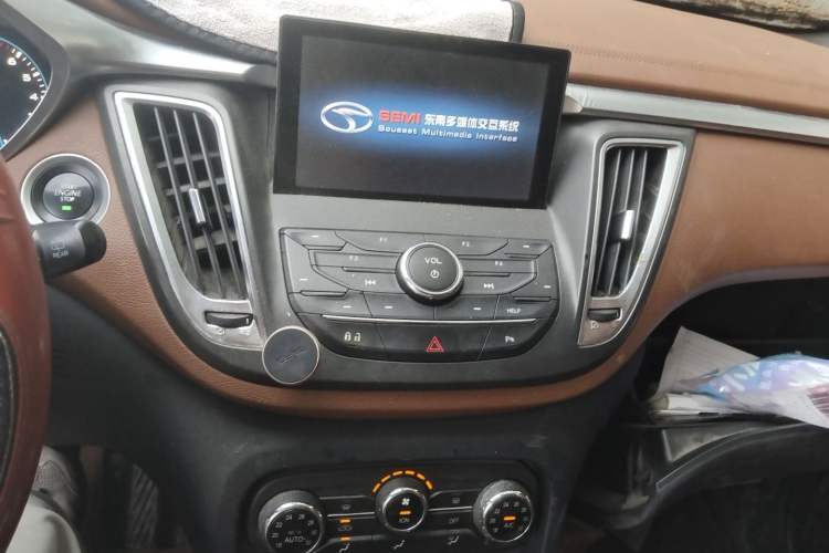 Used Soueast DX7 2015 1.5T Manual Luxury Model Audio And AC Panel