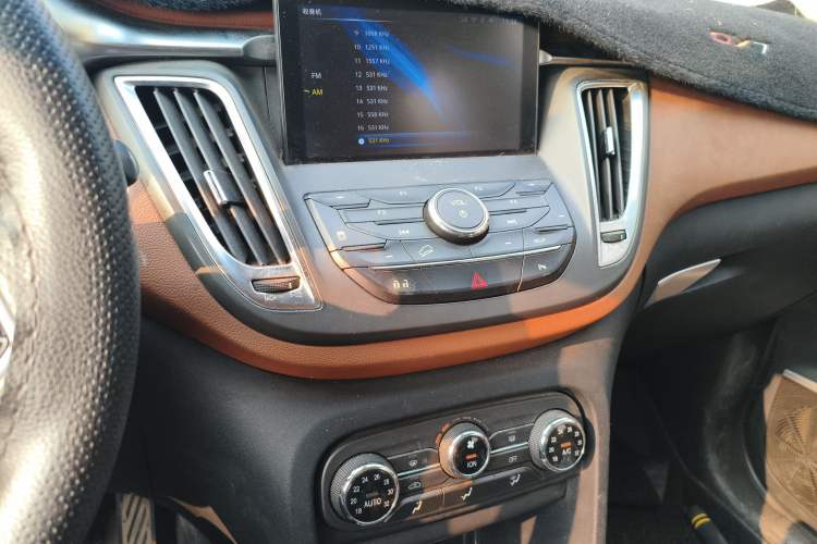 Used Soueast DX7 2016 1.5T Manual Triumph Edition Audio And AC Panel