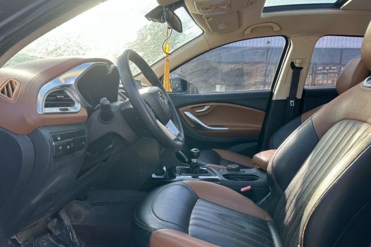 Used Soueast DX7 2016 1.5T Manual Triumph Edition Interior 2