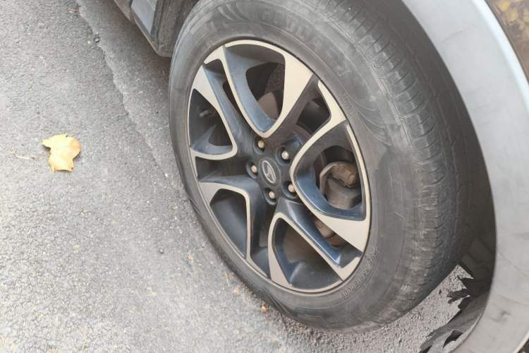 Used Soueast DX7 2016 1.5T Manual Triumph Edition Right Front Wheel Hub