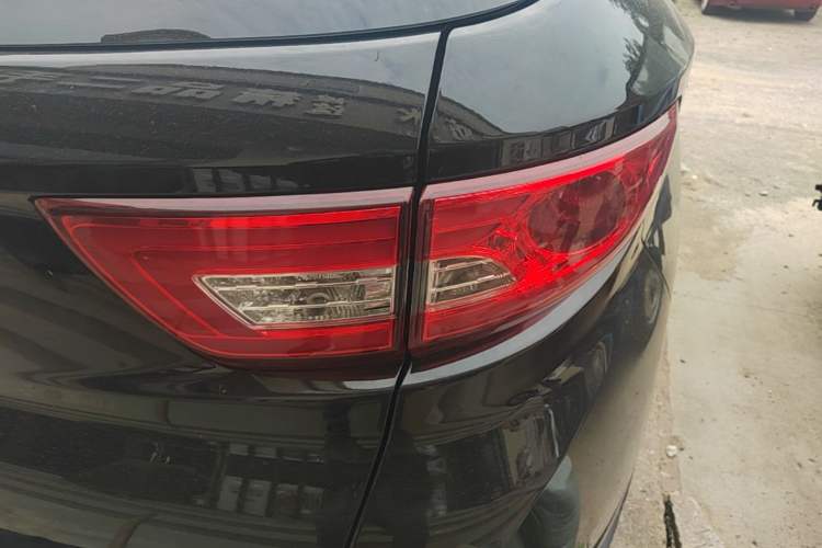 Used Soueast DX7 2016 1.5T Automatic Glory Edition Right Rear Taillight