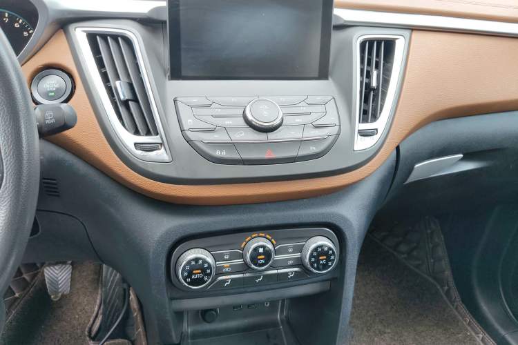 Used Soueast DX7 2016 1.5T Manual Triumph Edition Audio And AC Panel