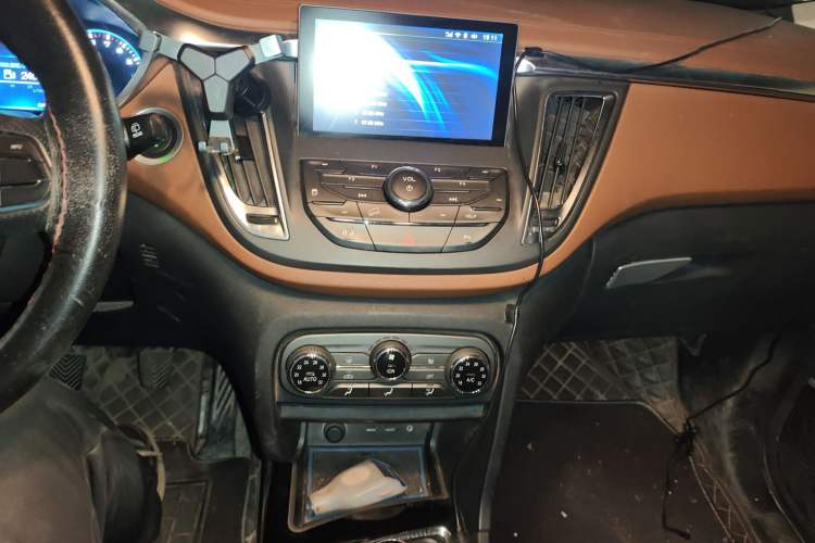 Used Soueast DX7 2016 1.5T Manual Triumph Edition Audio And AC Panel