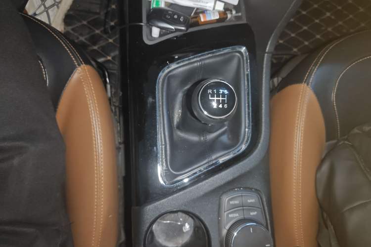 Used Soueast DX7 2016 1.5T Manual Triumph Edition Gear Lever