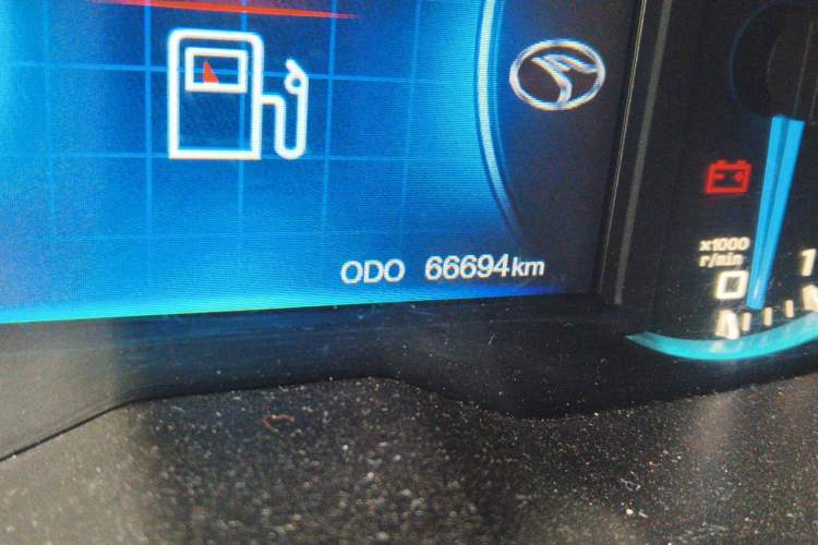 Used Soueast DX7 2016 1.5T Manual Triumph Edition Odometer Close Up