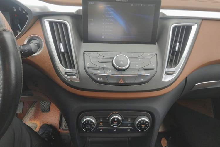 Used Soueast DX7 2016 1.5T Manual Triumph Edition Audio And AC Panel