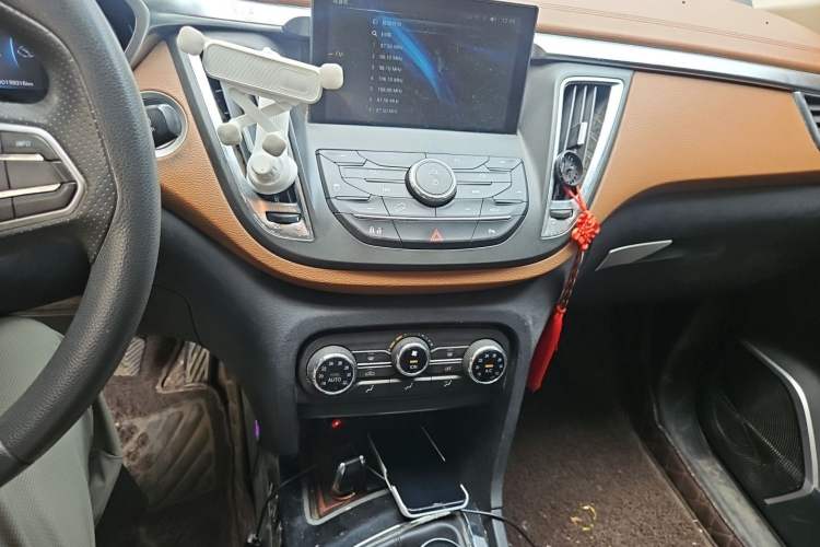 Used Soueast DX7 2016 1.5T Manual Triumph Edition Audio And AC Panel