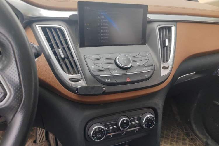 Used Soueast DX7 2016 1.5T Manual Triumph Edition Audio And AC Panel