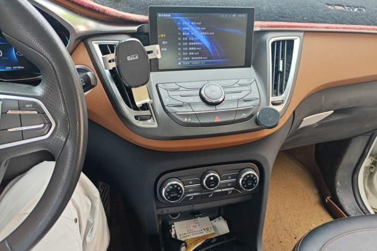 Used Soueast DX7 2016 1.5T Manual Triumph Edition Audio And AC Panel