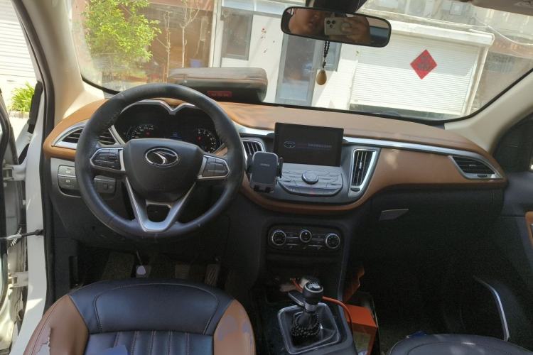 Used Soueast DX7 2016 1.5T Manual Triumph Edition Center Console