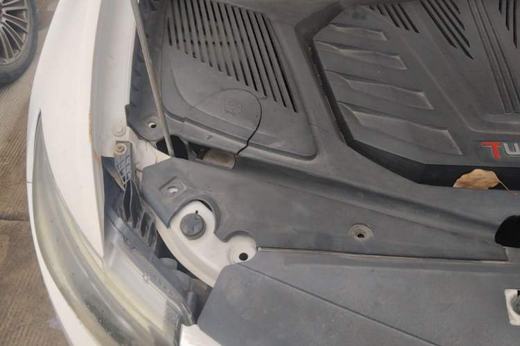 Used Soueast DX7 2016 1.5T Manual Triumph Edition Engine Bay Right