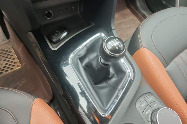 Used Soueast DX7 2016 1.5T Manual Triumph Edition Gear Lever