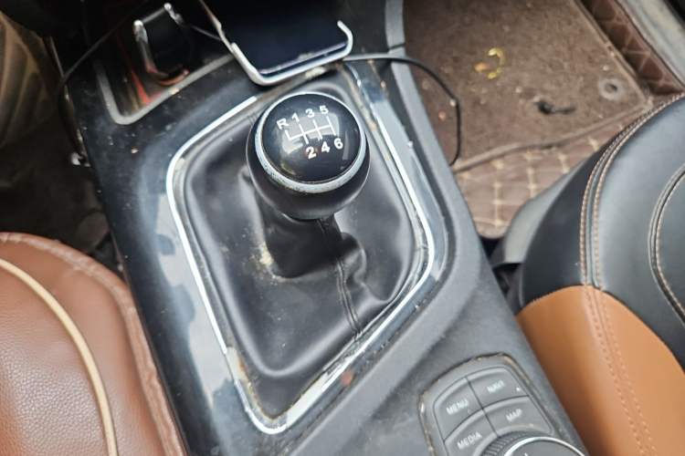 Used Soueast DX7 2016 1.5T Manual Triumph Edition Gear Lever