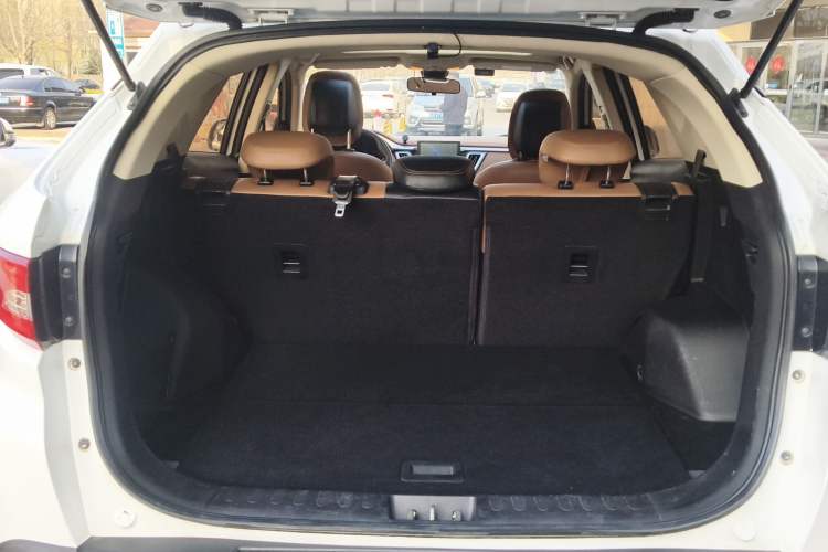 Used Soueast DX7 2016 1.5T Automatic Glory Edition Trunk