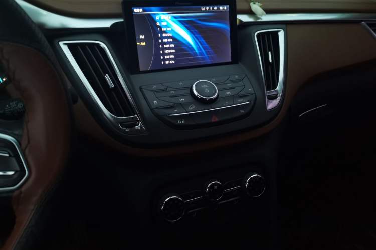 Used Soueast DX7 2017 1.5T Automatic Glory Edition Audio And AC Panel