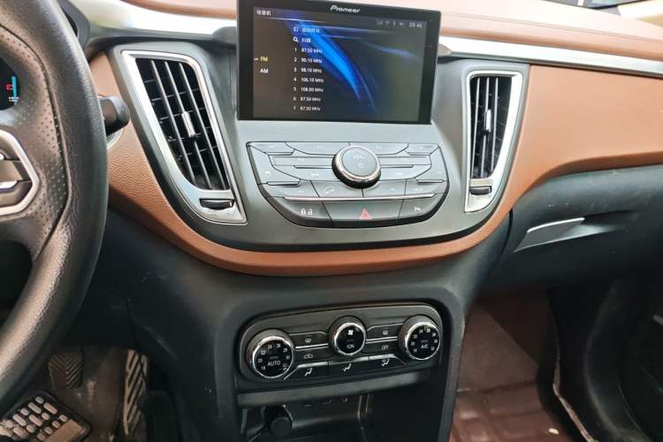 Used Soueast DX7 2017 1.5T Manual Triumph Edition Audio And AC Panel