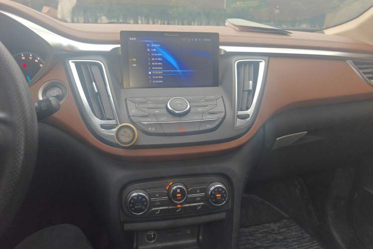Used Soueast DX7 2017 1.5T Manual Luxury Model Audio And AC Panel