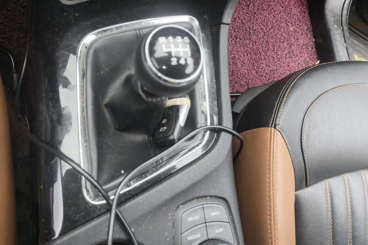 Used Soueast DX7 2017 1.5T Manual Triumph Edition Gear Lever