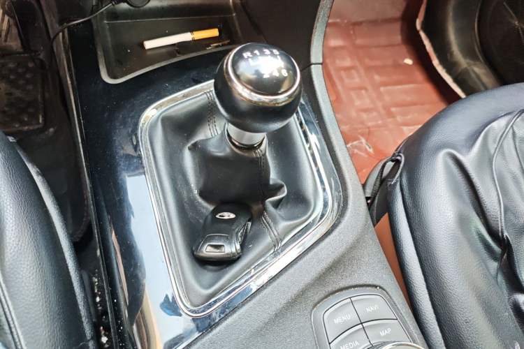 Used Soueast DX7 2017 1.5T Manual Triumph Edition Gear Lever
