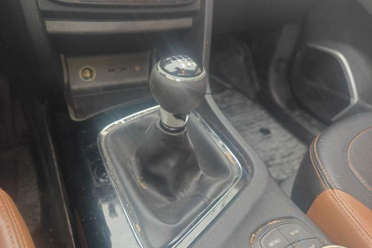 Used Soueast DX7 2017 1.5T Manual Luxury Model Gear Lever