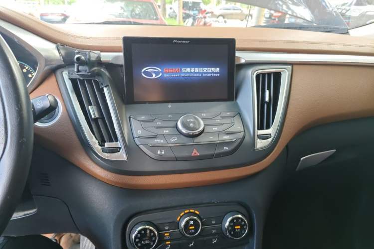 Used Soueast DX7 2017 1.5T Automatic Luxury Model Audio And AC Panel