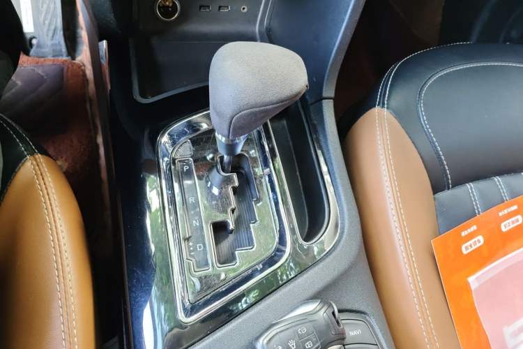 Used Soueast DX7 2017 1.5T Automatic Luxury Model Gear Lever