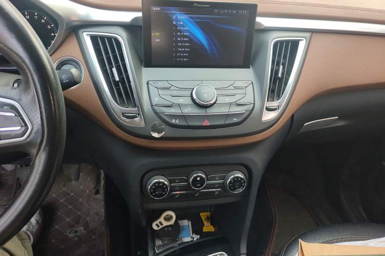 Used Soueast DX7 2017 1.5T Manual Luxury Model Audio And AC Panel