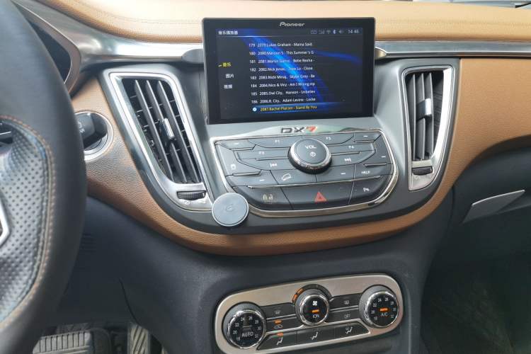 Used Soueast DX7 2017 1.5T Automatic Luxury Model Audio And AC Panel