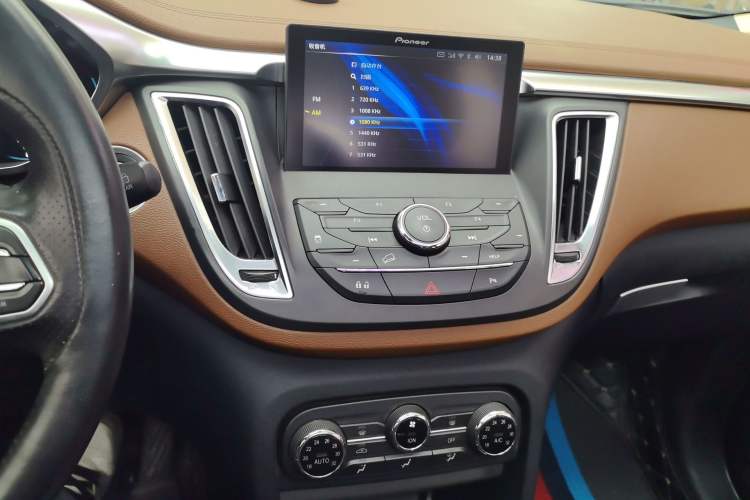 Used Soueast DX7 2017 1.5T Manual Luxury Model Audio And AC Panel