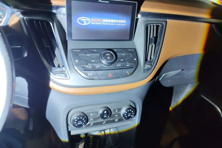 Used Soueast DX7 2017 1.5T Automatic Luxury Model Audio And AC Panel