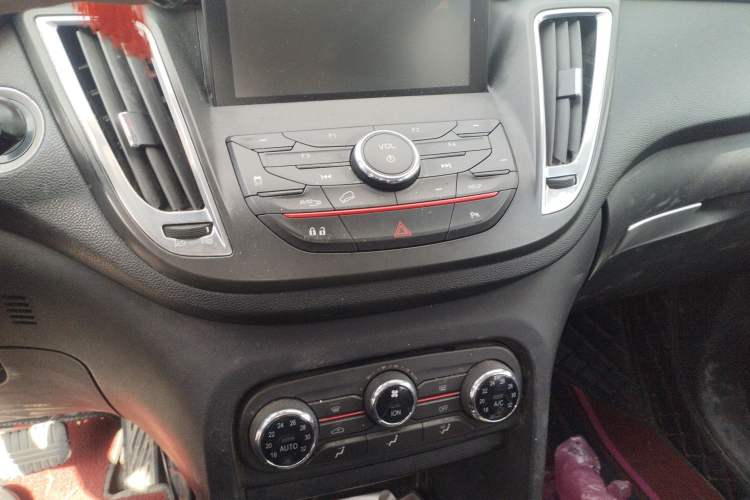 Used Soueast DX7 2017 1.5T Automatic Luxury Model Audio And AC Panel
